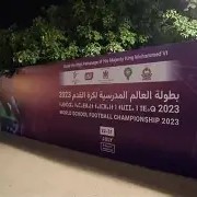 爱游戏体育-国际足球比赛中球员们展现出全力以赴的拼搏态度()