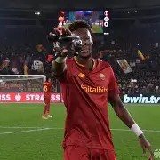 爱游戏-罗马客场战胜对手，取得关键三分()