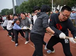 爱游戏官方入口-用拔河的情景形容同心协力  第2张